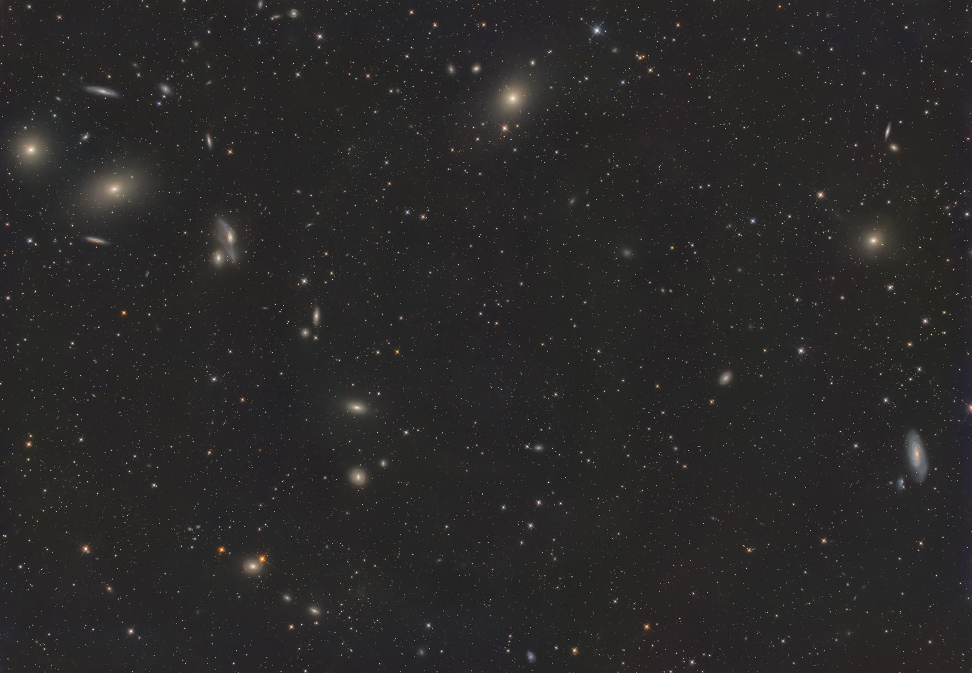 Die die bogenförmig angeordneten Galaxien der Markarjansche Kette mit den Galaxien Messier 84 und Messier 86 links oben, die Galaxie Messier 87 oben-mitte und die beiden Galaxien Messier 89 und Messier 90 rechts liegen im Sternbild Jungfrau.